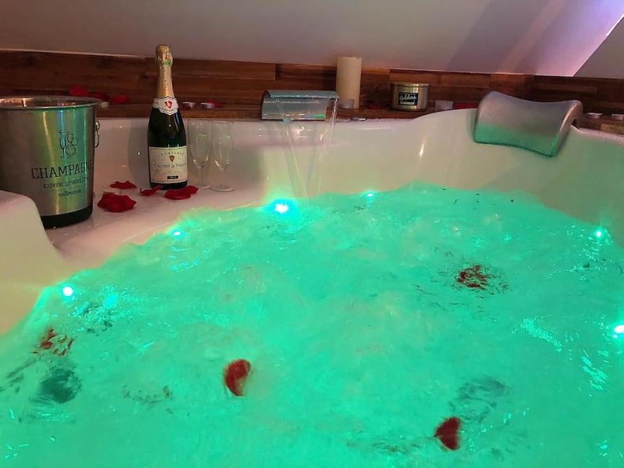 Sejour Detente Au Coeur De Macon Spa,Cine,Bouteille Offerte Ngoại thất bức ảnh