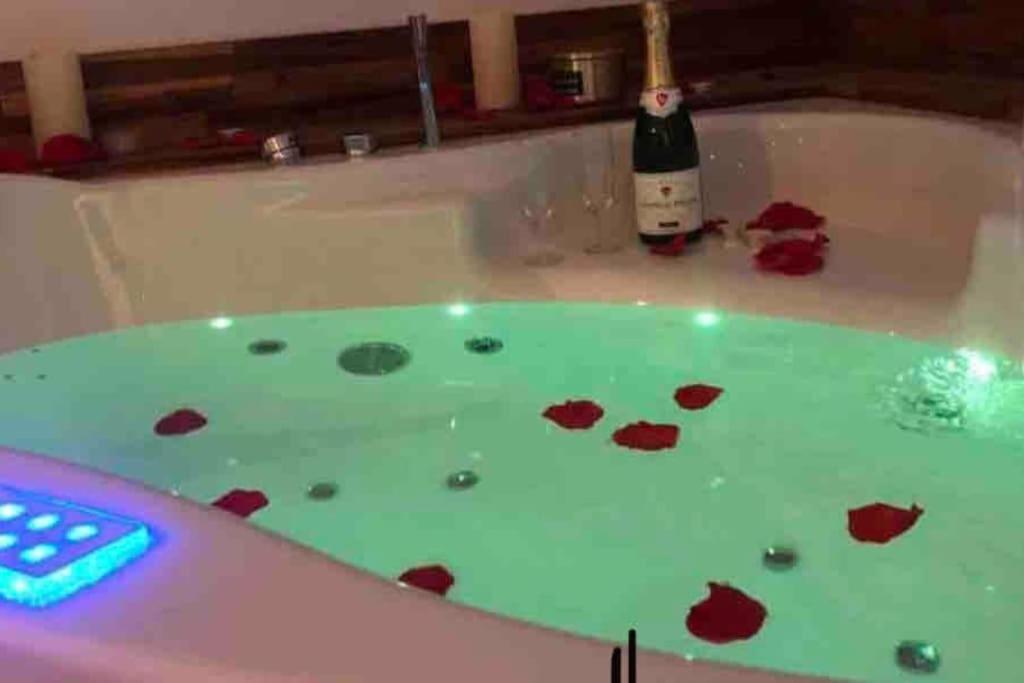 Sejour Detente Au Coeur De Macon Spa,Cine,Bouteille Offerte Ngoại thất bức ảnh